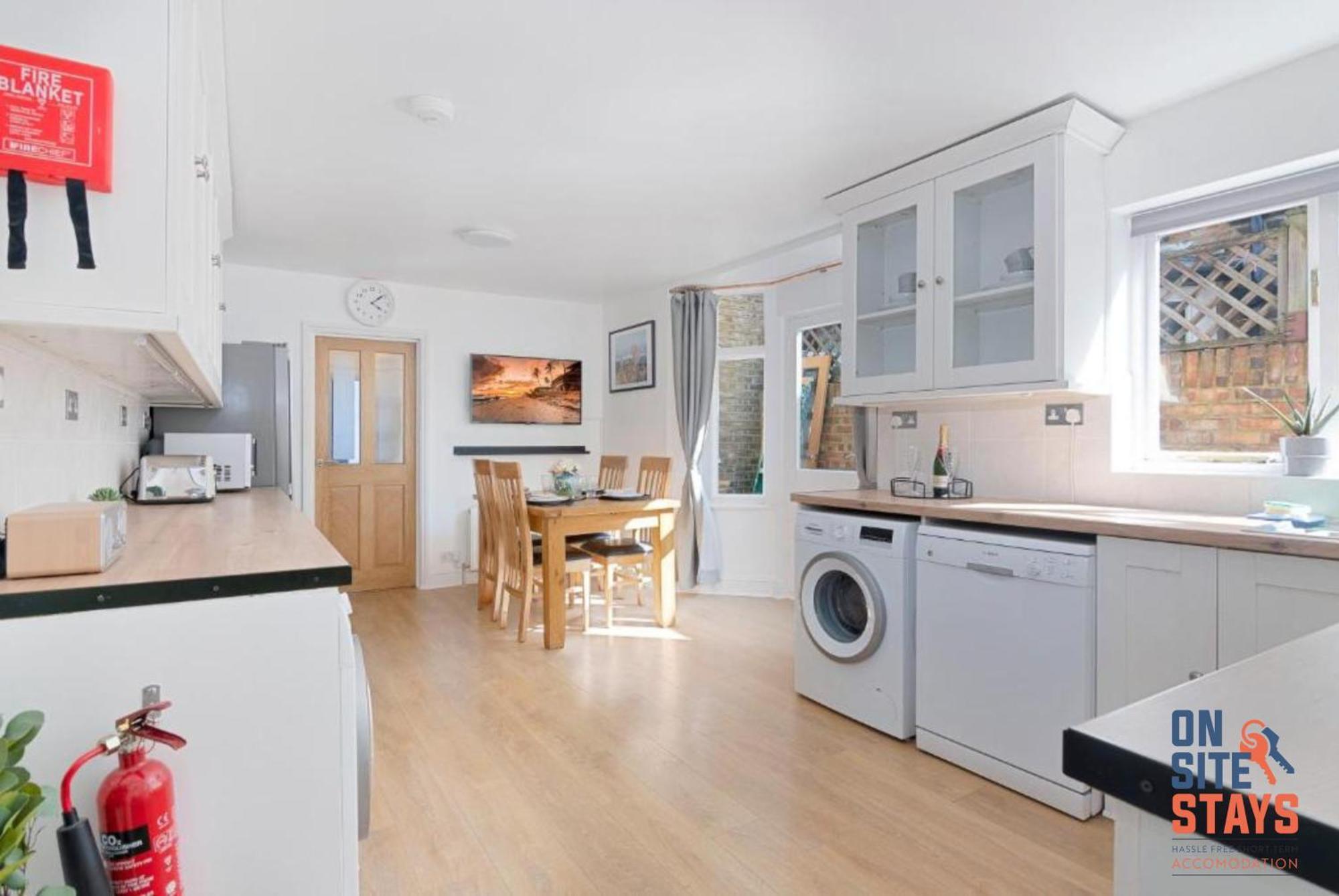 Onsitestays - Tranquil 2 Bedroom Apartment With Large Kitchen, Private Garden Near Wimbledon Station Лондон Экстерьер фото