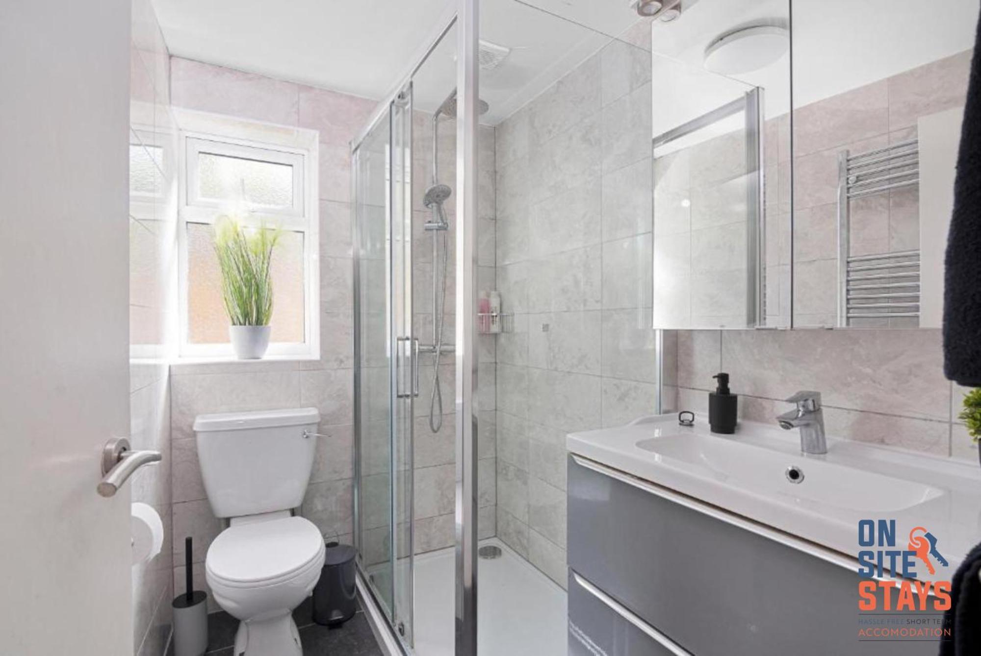 Onsitestays - Tranquil 2 Bedroom Apartment With Large Kitchen, Private Garden Near Wimbledon Station Лондон Экстерьер фото