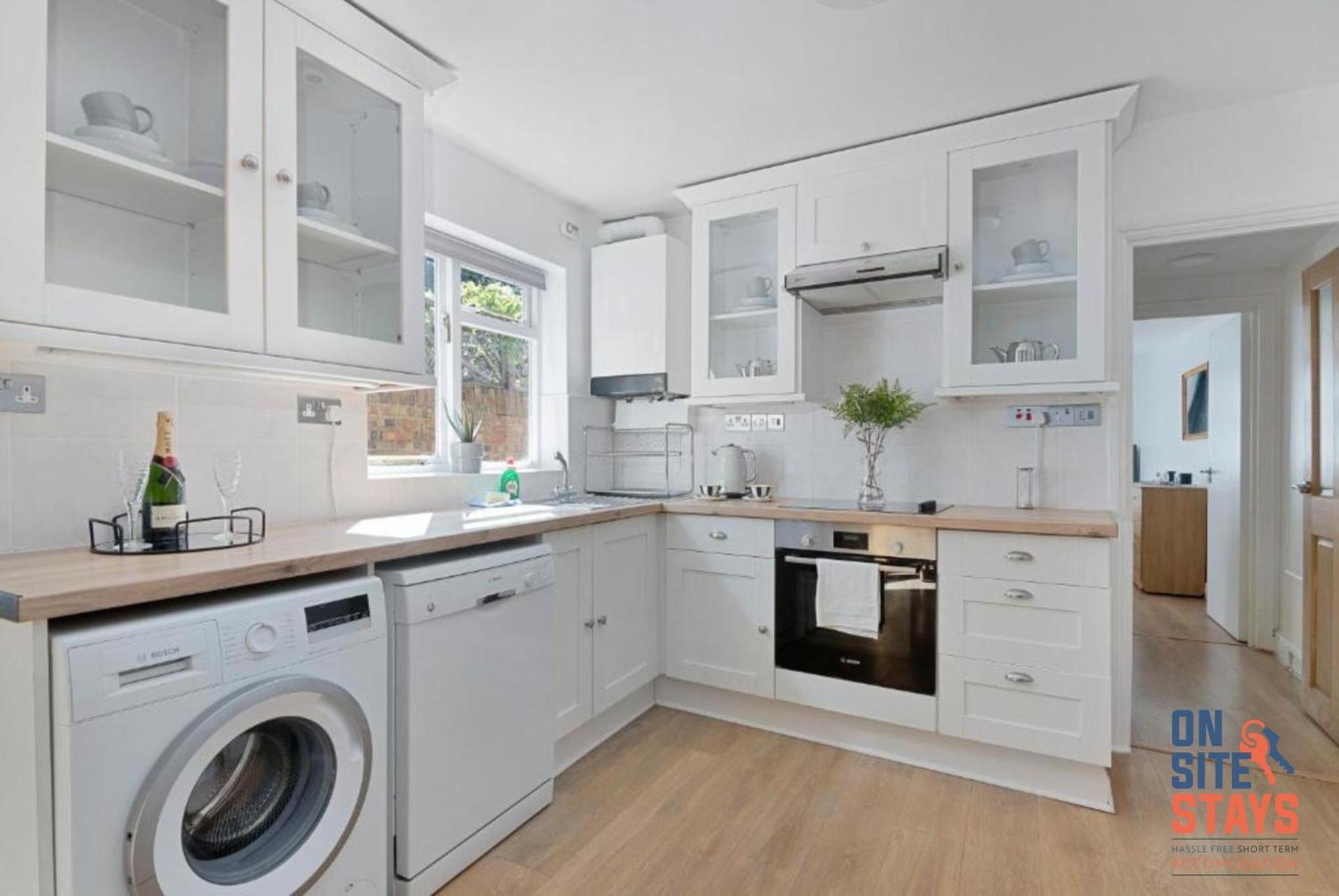 Onsitestays - Tranquil 2 Bedroom Apartment With Large Kitchen, Private Garden Near Wimbledon Station Лондон Экстерьер фото