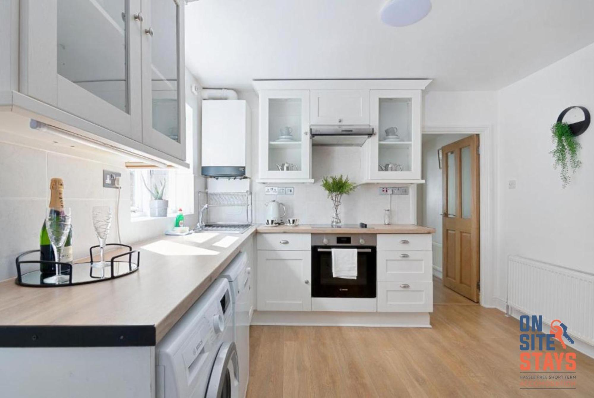 Onsitestays - Tranquil 2 Bedroom Apartment With Large Kitchen, Private Garden Near Wimbledon Station Лондон Экстерьер фото